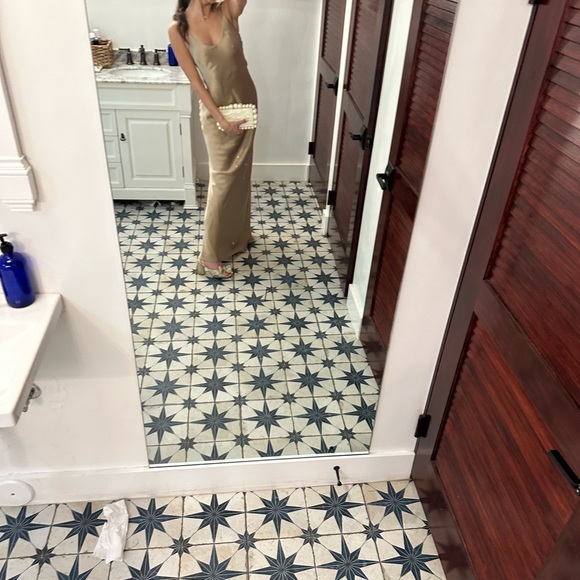 L’Agence Silk Gown - Picture 3 of 3